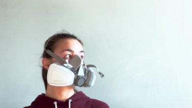 Gaz maskeli ve kırmızı kapüşonlu bir kadın. O, kameraya bakıyor. Tehlike ya da uyarı kavramı. Yüksek kalite