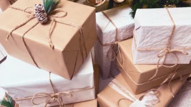 Yılbaşı ve Noel hediyeleri ağacın altında yatıyor. Noel hediyeleri Noel ağacının altında açılmayı bekliyor. Noel 'i kutlamadan önce beklenti ve heyecan kavramı