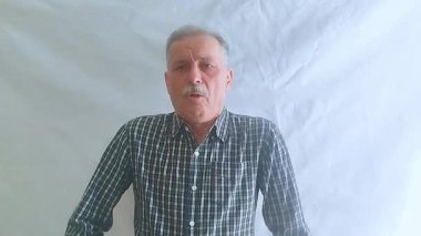 Kareli gömlekli yaşlı bir adam çok sert öksürüyor, midesi bulanıyor ve üşütüyor. Beyaz arkaplanda bir portre.