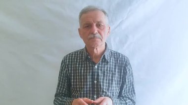 Kareli gömlekli yaşlı bir adam rakibiyle öfkeyle tartışıyor. Beyaz arkaplanda bir portre.