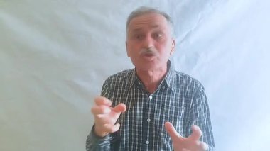 Kareli gömlekli yaşlı bir adam rakibiyle öfkeyle tartışıyor. Beyaz arkaplanda bir portre.