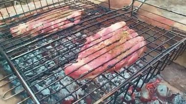 Sıcak kömürlerin üstünde pişmiş domuz pirzolası ve ızgara ızgara ızgara ızgaranın harika tadı. Ağız sulandırıcı detaylar ve dumanlı atmosfer yemekçiler ve barbekü severler için karşı konulmaz bir katkı sağlıyor..