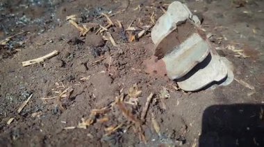 Havan mermisinin kuyruğu yerden fırlıyor. Patlamamış bir havan mermisi yerden fırlıyor..