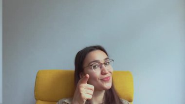  Genç, çekici bir kız elini kulağına koyar ve onu geri aramak için bir işaret yapar. Yüksek kaliteli FullHD görüntüler