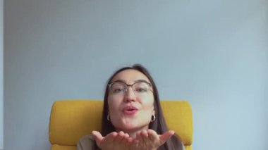 Genç ve çekici bir kız hava öpücüğü yolluyor. Yüksek kaliteli FullHD görüntüler