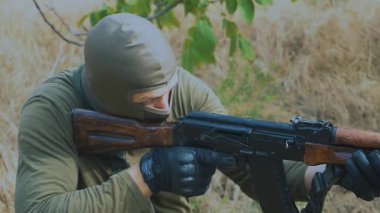 Profesyonel bir asker düşmana makineli tüfek doğrultuyor. Yüksek kaliteli FullHD görüntüler