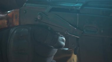  Profesyonel asker makineli tüfeğinin tetiğine basar. Yüksek kaliteli FullHD görüntüler