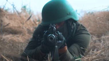 Profesyonel bir asker düşmana makineli tüfek doğrultuyor. Yüksek kaliteli FullHD görüntüler