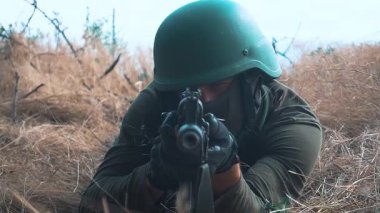 Profesyonel bir asker düşmana makineli tüfek doğrultuyor. Yüksek kaliteli FullHD görüntüler