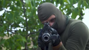 Profesyonel bir asker düşmana makineli tüfek doğrultuyor. Yüksek kaliteli FullHD görüntüler