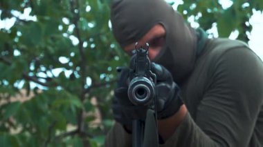 Profesyonel bir subay zırhını doldurur ve makineli tüfeğini düşmana doğrultur. - Evet. Yüksek kaliteli FullHD görüntüler