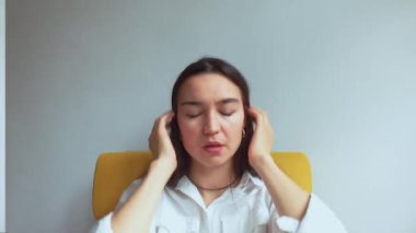  Genç ve çekici bir kız baş ağrısından muzdarip. Yüksek kaliteli FullHD görüntüler