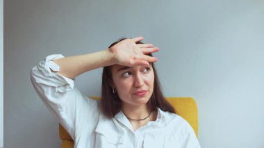  Genç ve çekici bir kız baş ağrısından muzdarip. Yüksek kaliteli FullHD görüntüler