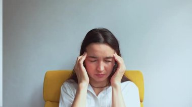  Genç ve çekici bir kız baş ağrısından muzdarip. Yüksek kaliteli FullHD görüntüler