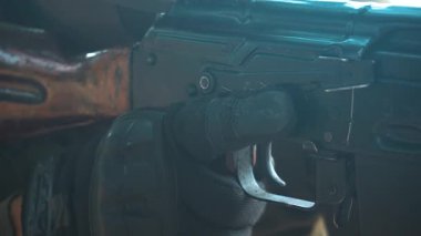  Profesyonel asker makineli tüfeğinin tetiğine basar. Yüksek kaliteli FullHD görüntüler