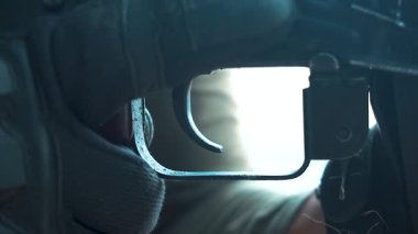  Profesyonel asker makineli tüfeğinin tetiğine basar. Yüksek kaliteli FullHD görüntüler