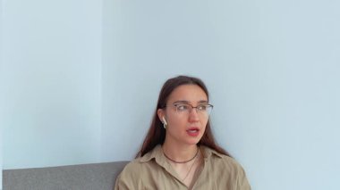 Genç ve çekici bir kız gülümsüyor ve baş parmağını kaldırıyor. Yüksek kalite 4k görüntü