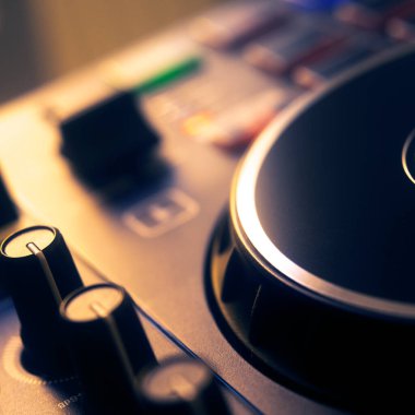 Dj gece kulübü DJ 'i, piknik masaları üzerinde masa başı müziğini karıştırıyor..