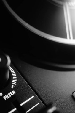 İbiza 'daki gece kulübünün müzik partisinde DJ' in masa siyah beyaz fotoğrafını karıştırması..