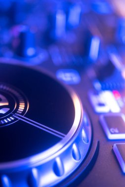 Gece kulübü elektronik müzik evi disko ışıkları DJ turntable 'ları.
