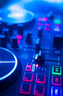 DJ renkli düğün partisi ışıklarıyla masa pikabı karıştırıyor..