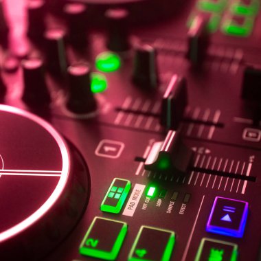 DJ masa pikaplarını karıştırıyor gece kulübü disko ışıkları kare albüm kapağı tasarımı.