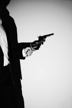 Elinde tabanca tabancası olan eski bir gizli ajan klasik gerilim filmi kapak fotoğrafı..       