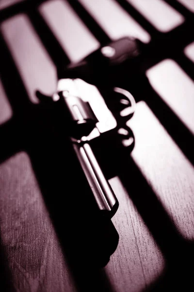 Pistola Pistola Thriller Libro Cubierta Diseño Foto Con Dramático Oscuro — Foto de Stock