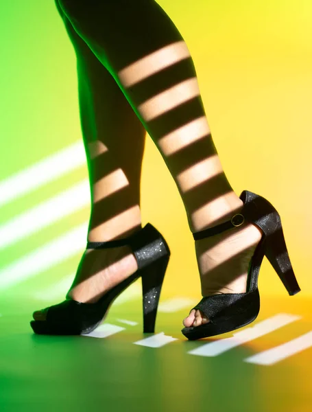 Sexy Courbes Jambes Dame Talons Hauts Chaussures Stiletto Dans Disco Photos De Stock Libres De Droits
