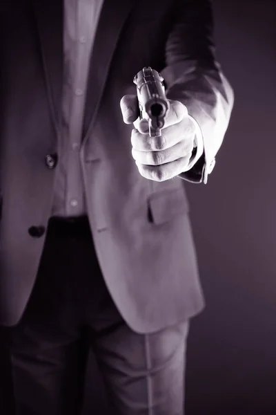 レトロな秘密エージェントとともにピストルリボルバー銃手でヴィンテージ犯罪スリラーモックアップカバー写真 ストック画像