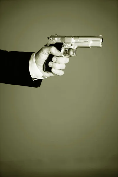 Retro Geheimagent Mit Pistole Revolver Pistole Der Hand Vintage Krimi lizenzfreie Stockfotos