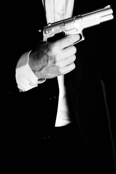复古犯罪惊悚片封面照片中手持手枪左轮手枪的复古特务 — 图库照片