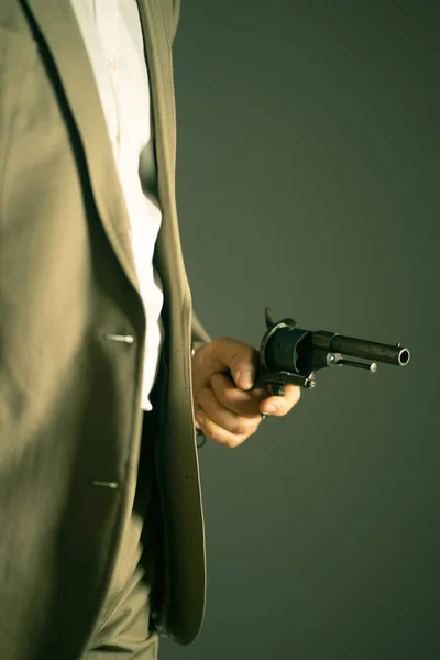 男性探偵スパイキラー保持ピストル銃で劇的な小説の表紙デザインカラー写真 — ストック写真