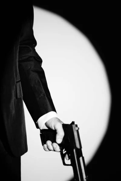 侦探男间谍手持手枪犯罪惊悚书封面设计照片 — 图库照片