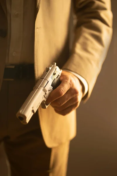 男性探偵スパイキラー保持ピストル銃で劇的な小説の表紙デザインカラー写真 ストック写真