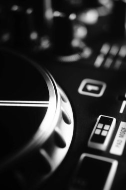 İbiza 'daki gece kulübünün müzik partisinde DJ' in masa siyah beyaz fotoğrafını karıştırması..