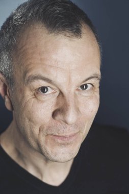 Studio shot man actor model tişört fotoğrafı yaratıcı ışıklandırmayla poz veriyor.