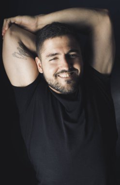 Stüdyo, model kılığında genç bir adamın fotoğrafını çekti..