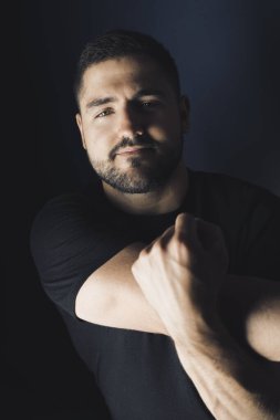 Stüdyo, model kılığında genç bir adamın fotoğrafını çekti..