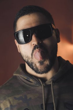 Stüdyo, genç adamın güneş gözlüğü fotoğrafını çekmiş...