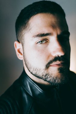 Stüdyo, deri ceketli genç adamı çekmiş..