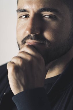 Stüdyo, model kılığında genç bir adamın fotoğrafını çekti..