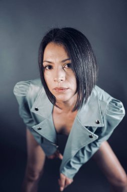 Stüdyoda fotoğraf için poz veren güzel bayan iç çamaşırı modeli..