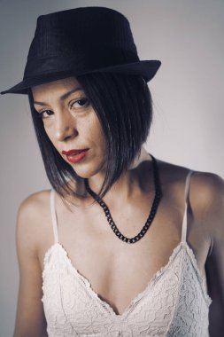 Stüdyoda fotoğraf için poz veren güzel bayan iç çamaşırı modeli..