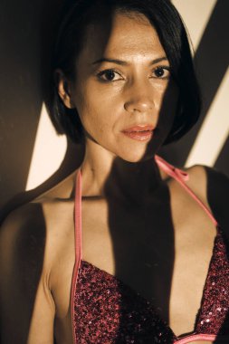 Resim pozu veren sanatsal cazibeli stüdyo iç çamaşırı modelleri..