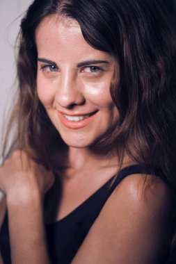 Model aktris 20 'li yaşlarda açık havada poz veriyor..