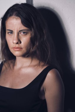 Model aktris 20 'li yaşlarda açık havada poz veriyor..