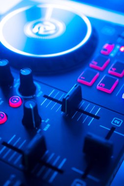 DJ renkli düğün partisi ışıklarıyla masa pikabı karıştırıyor..