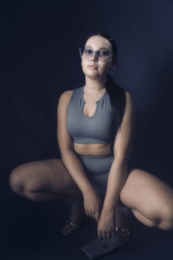 Curvy influencer fitness kız poz stüdyo çekimi.