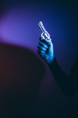 Silahlı katil tabanca sanatsal fotoğraf kitabı kapağı tasarımı renkli ve aydınlatmalı..